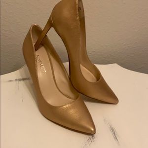 Beautiful gold Tatiana pumps nwot (with box)